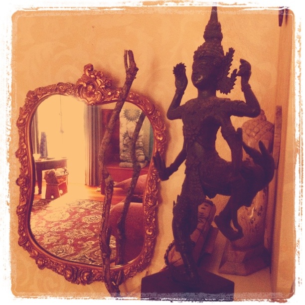 Shiva joyous / vibrant, a statue / in motion! Haikumages